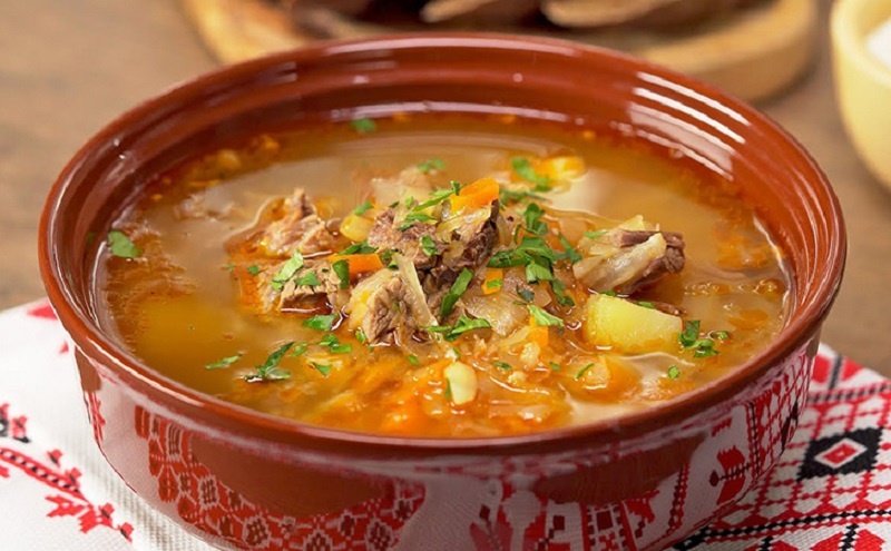 Очень вкусный суп с квашеной капустой и беконом – старинный рецепт