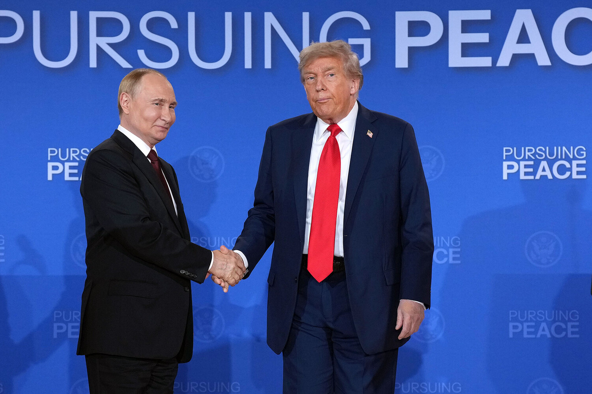 Президент России Владимир Путин и президент США Дональд Трамп в финале пресс-конференции на объединенной базе Эльмендорф-Ричардсон в Анкоридже, Аляска, 15 августа 2025 года ©Andrew Harnik/Getty Images  📷