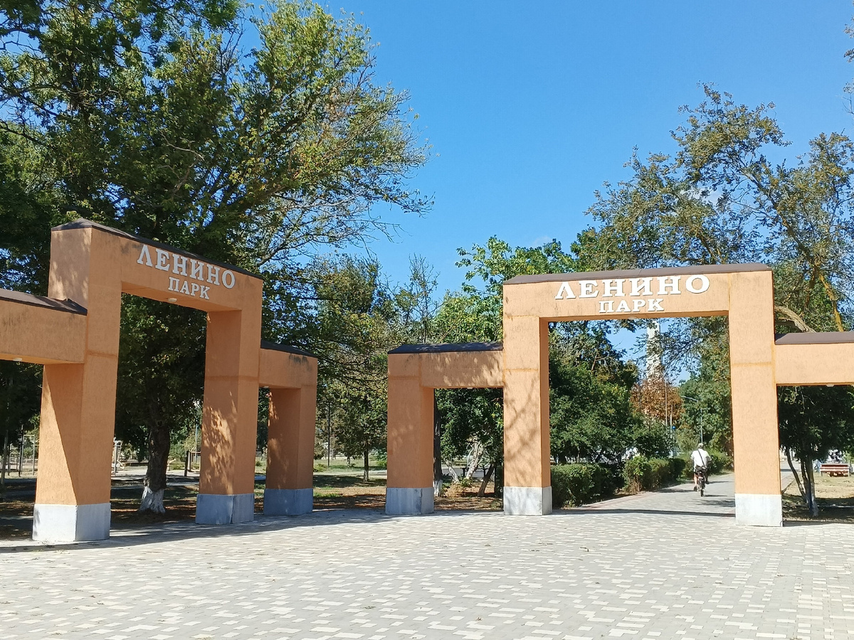 Три входных арки. Подпись, чтоб никто не перепутал. Фото Галины Малышевой.