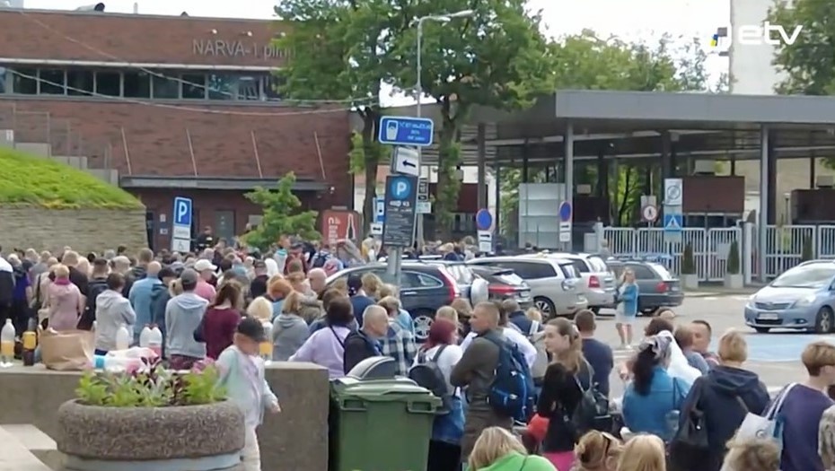    Очередь к пункту пропуска Нарва-1 на границе с Россией. Нарва, Эстония. Снимок с видео. Автор фото: ETV
