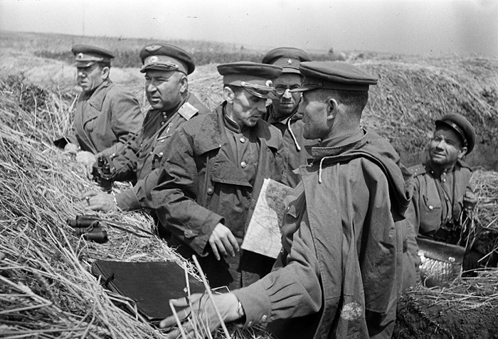 Советские офицеры в окопах на позициях
