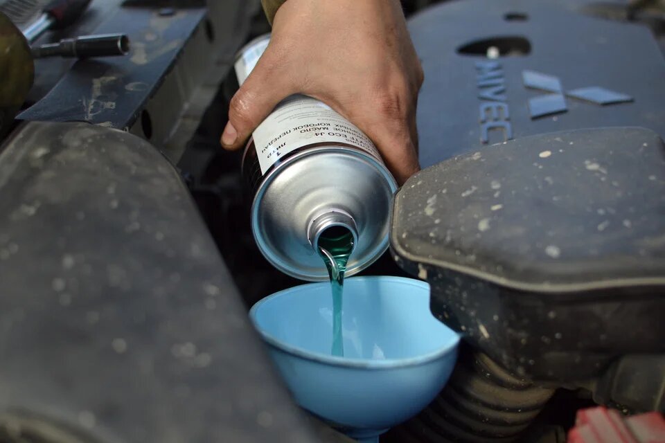 2. Полная замена
Процедура требует специального оборудования, так как новое масло поступает в систему под давлением, полностью вытесняя старое.