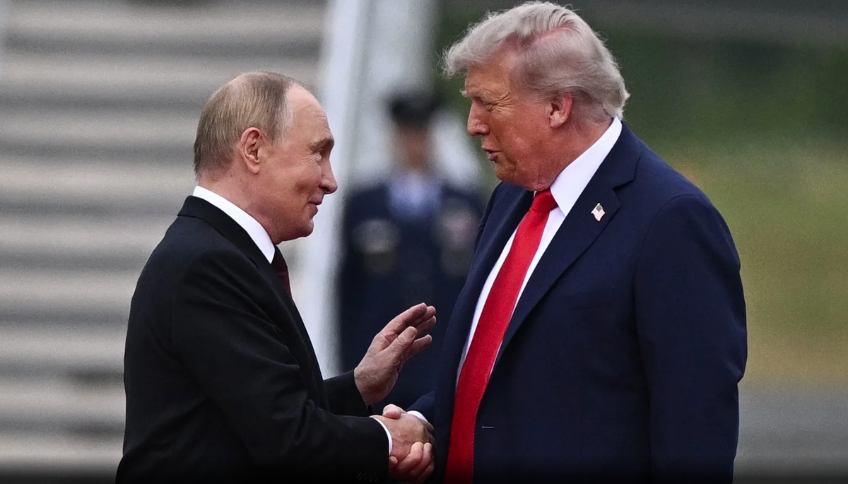 Путин и Трамп приветствуют друг друга: рукопожатие между друзьями © Гавриил Григоров / KREMLIN / EPA