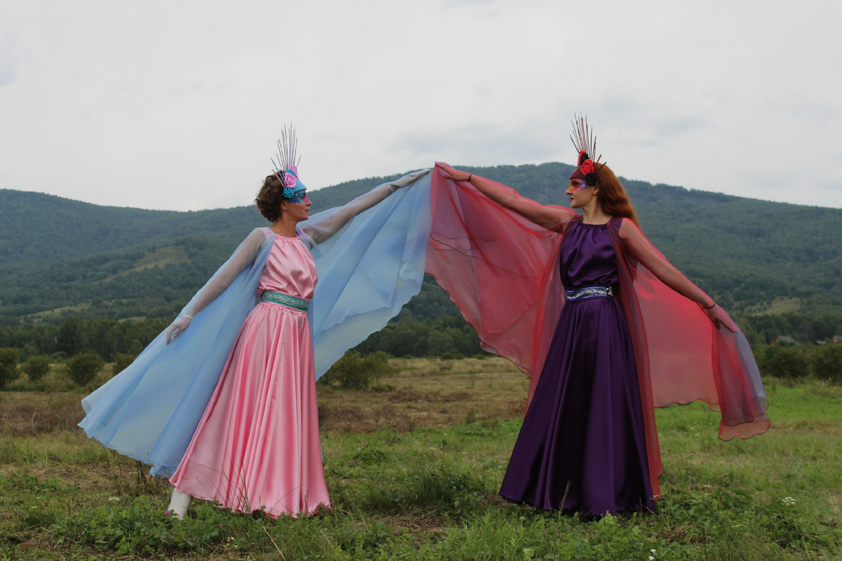 Катерина Петрова и Оксана Кулакова исполнили роли Дев в «Легенде о поющей горе» (Идринский РДК)