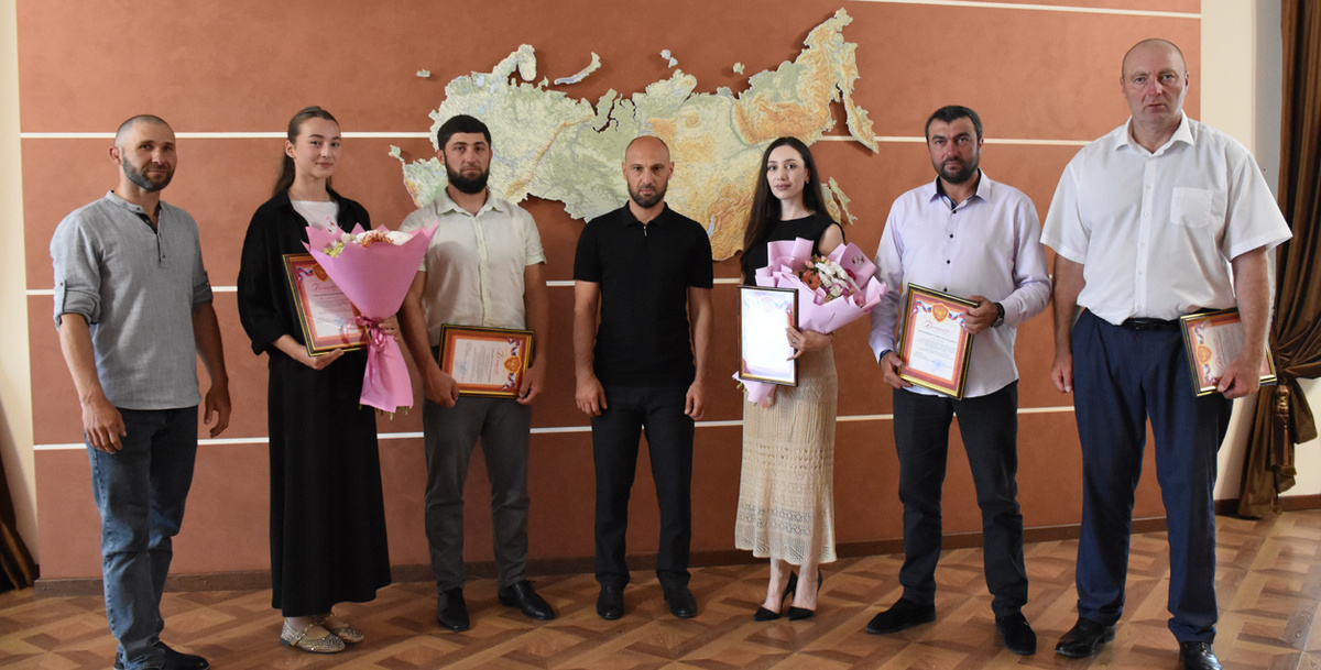 Всем участникам восхождения вручены благодарственные письма и подарки. Фото автора.