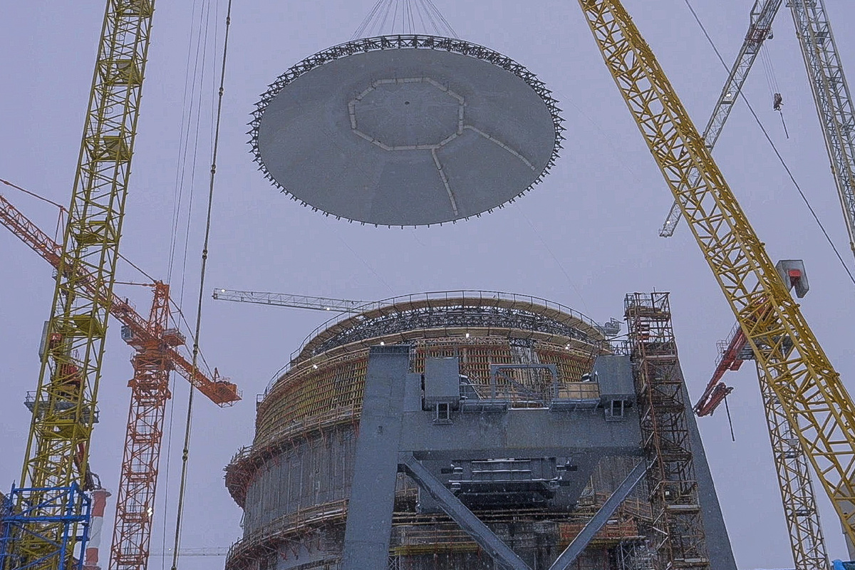 Монтажные работы по установке купола второго энергоблока Курской АЭС-2                   
©Татьяна Симоненкова/ТАСС