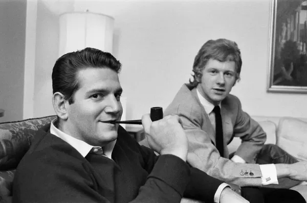 Аллен Кляйн (Слева) и Эндрю Олдхэм в откровенном моменте, иллюстрирующем деловые взаимоотношения, связанные с управлением Rolling Stones.