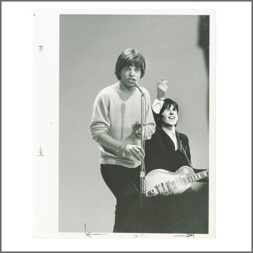 Мик Джаггер и Кит Ричардс в эфире The Ed Sullivan Show — их имена по решению суда были вписаны в авторы Bitter Sweet Symphony.