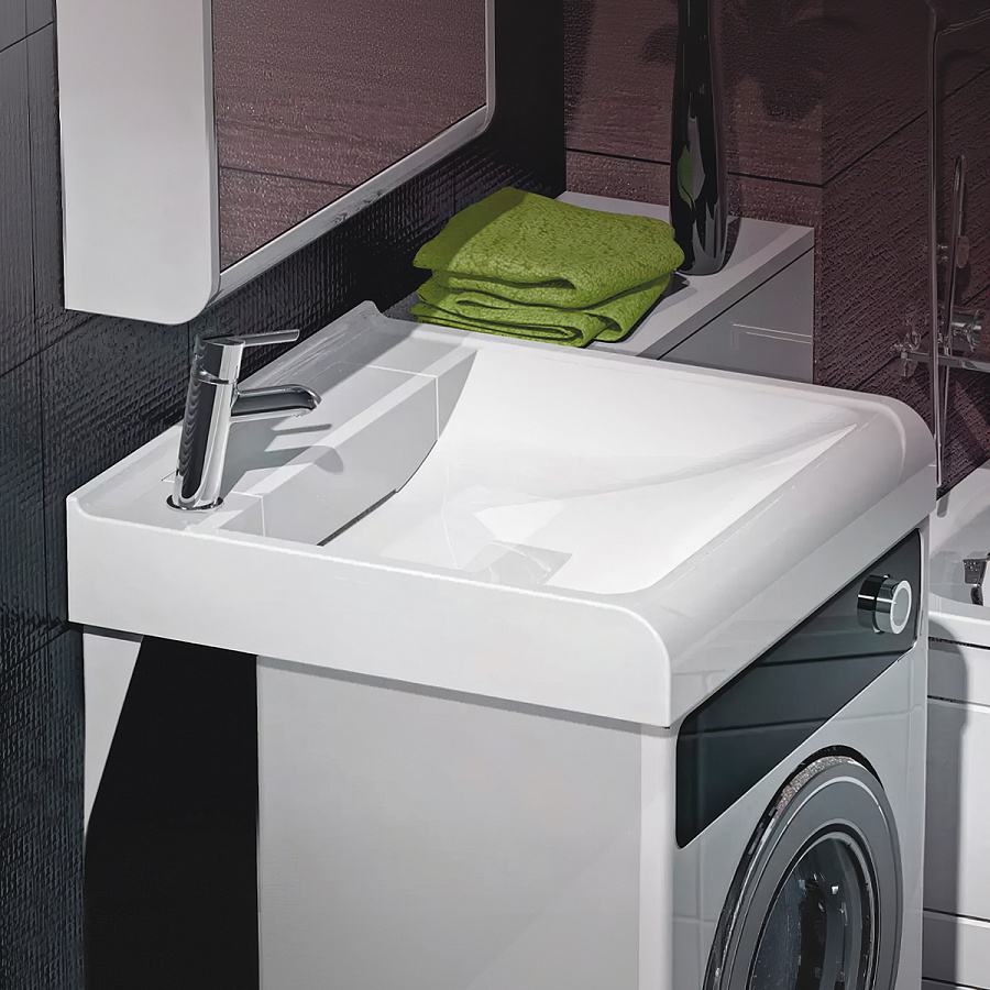 Сзади остается место под слив и прочие коммуникации