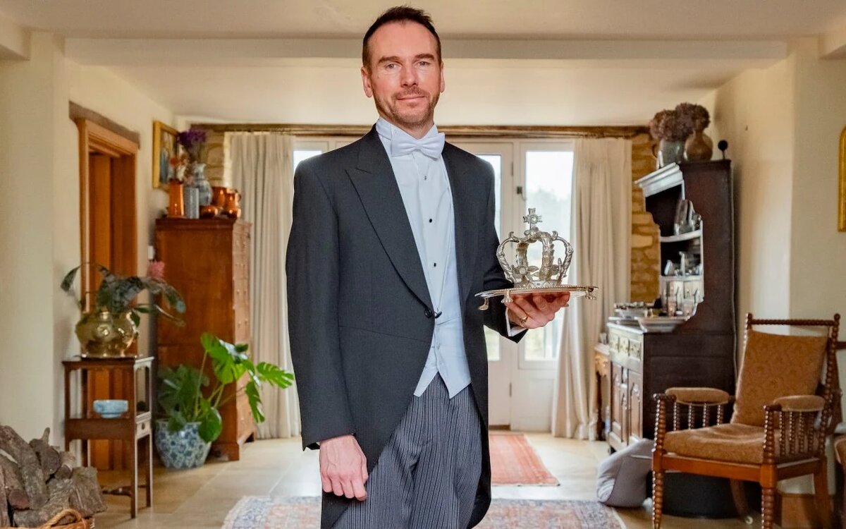 Грант Харрольд в своем доме в Котсуолдсе