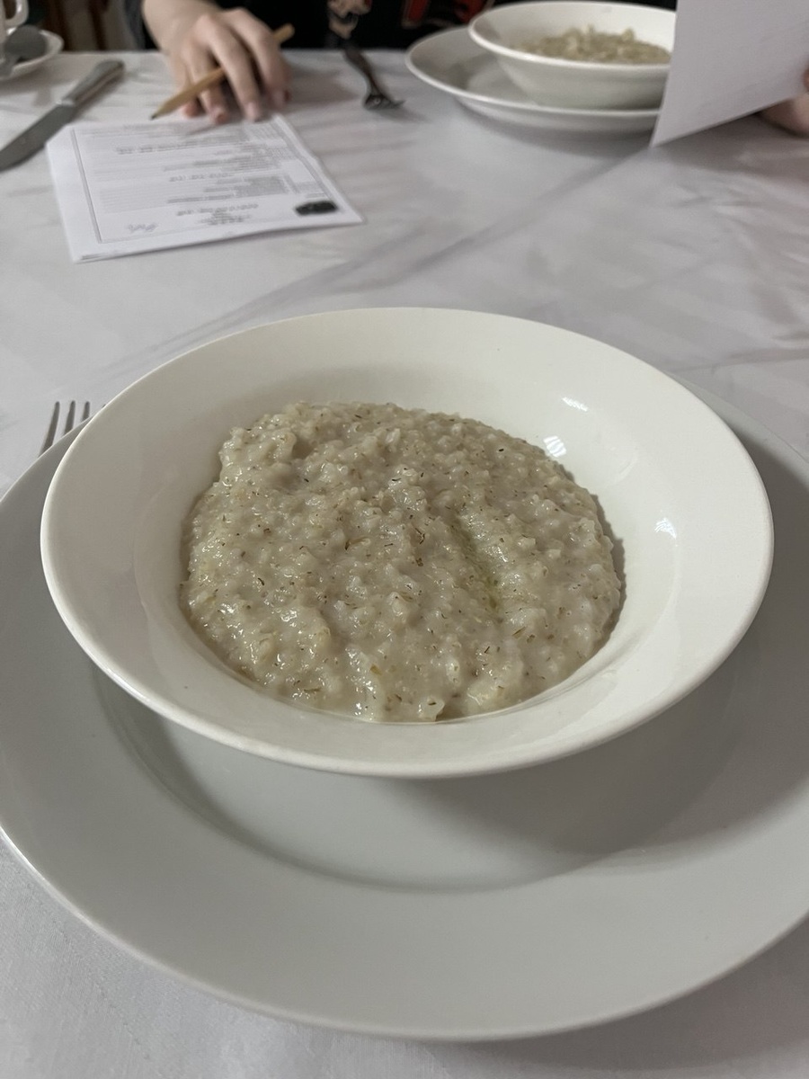 Затрак по заказному меню. Всегда ы наличии были каши и еще одно блюдо на выбор. Мне каши очень нравились, дочка ела только второе блюдо.