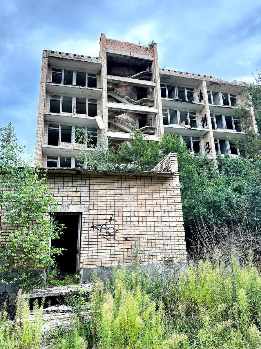 Название этого пансионата — «Голубое озеро» впору сменить на что-то более сумрачное, к примеру, «Озеро забвения».