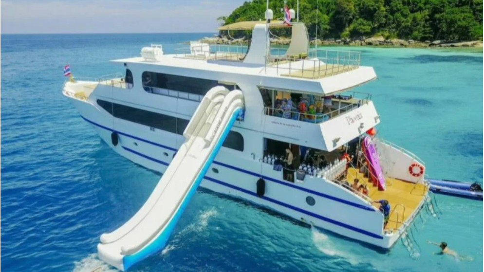 Яхта Phoenix PC Diving на буклетах турагентсва 