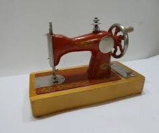 У многих девочек в детстве была такая швейная машинка.