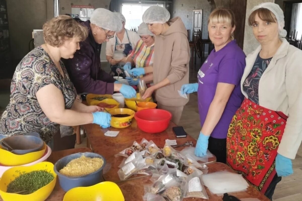    Жительницы Красного Чикоя отправили 10-тысячную еды бойцам СВО