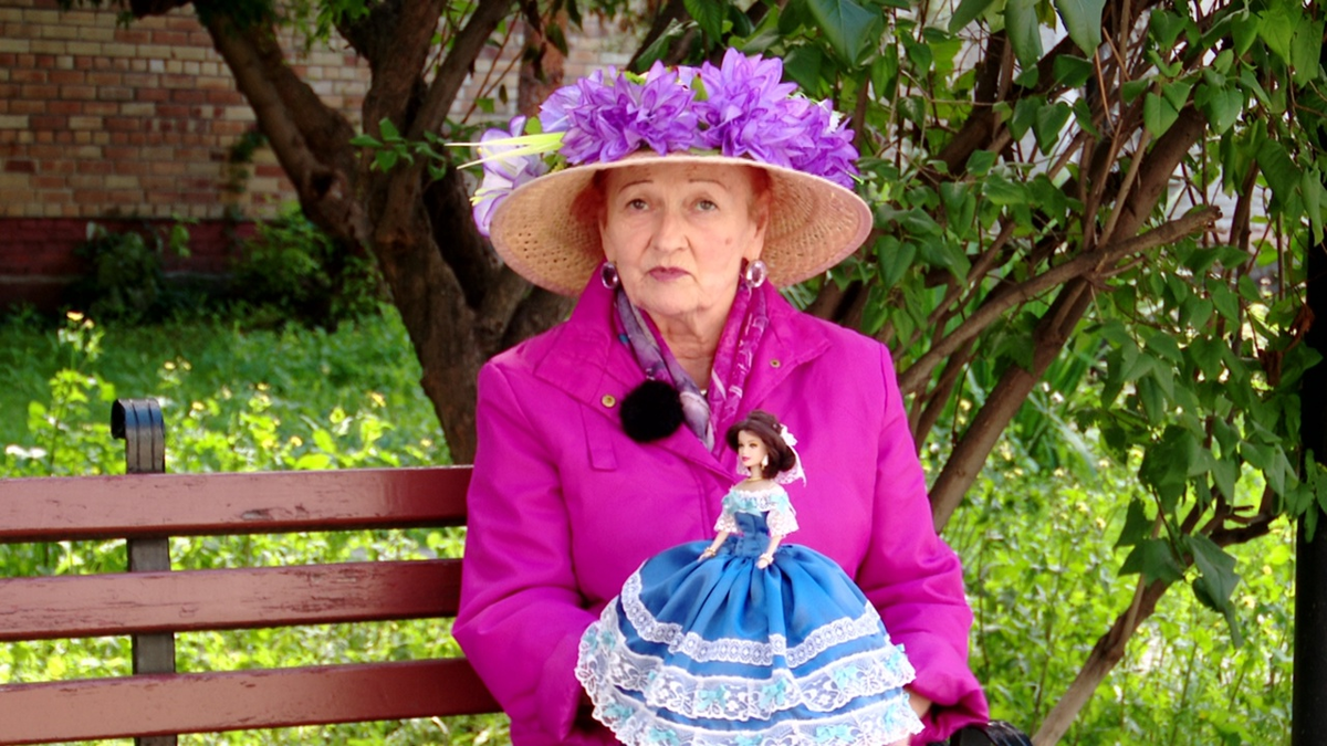 Автор работ выставки "Большие эпохи, малые формы" Лариса Белевич
