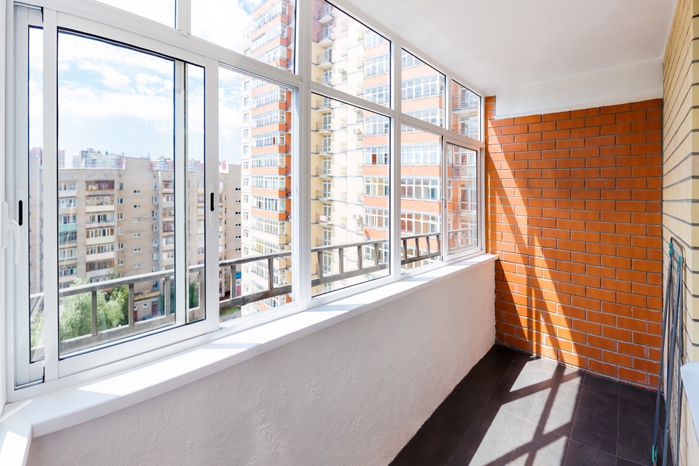    Оформление пространства лоджии и перепланировка ее в самостоятельное жилое помещение потребуют определенных согласований по техническим и юридическим вопросам, а также знаний по проведению строительных и ремонтных работ. / iStock