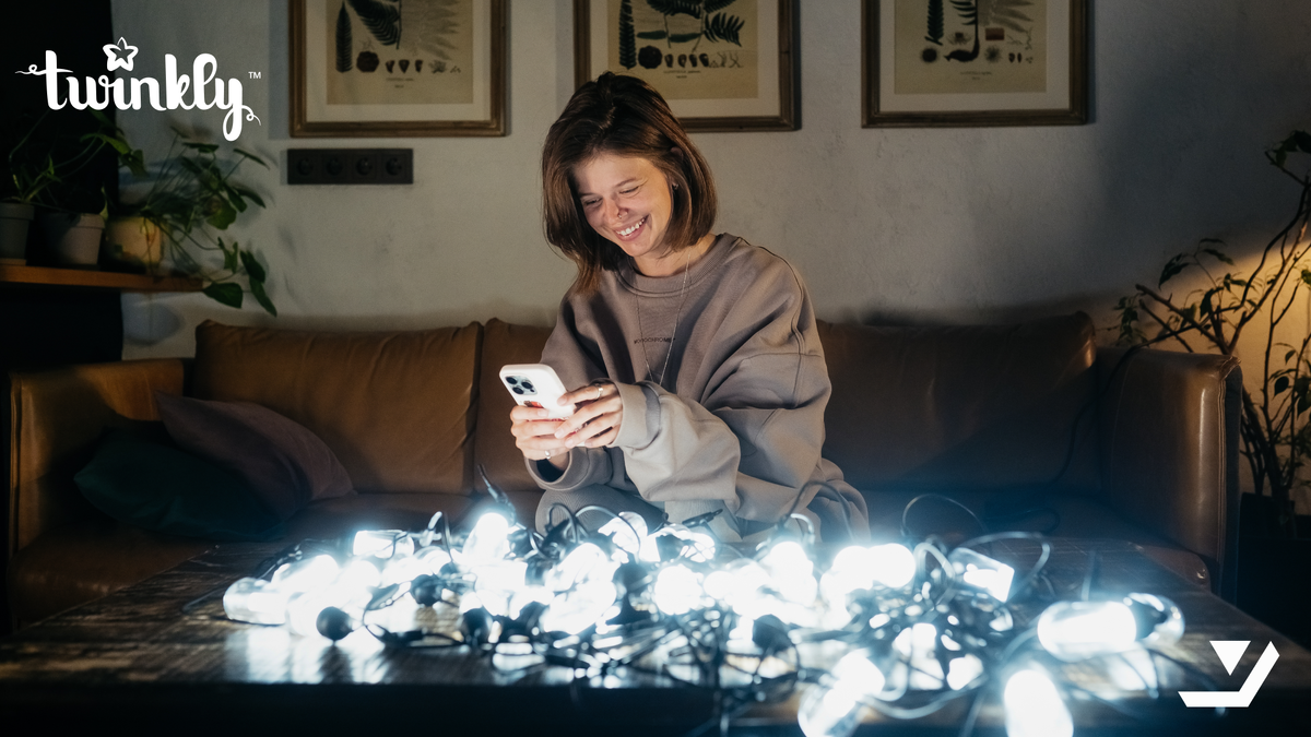 Подготовка новогоднего интерьера с гирляндами Twinkly. Умные огни, управляемые через приложение, создают атмосферу праздника ещё до наступления декабря.