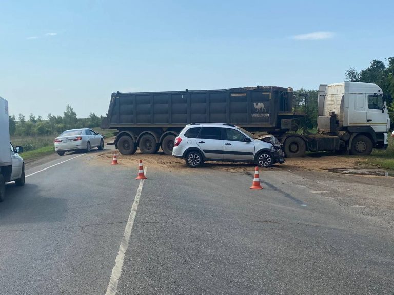    Два человека пострадали при столкновении грузовика и легковушки в Сакмарском районе Оренбуржье
