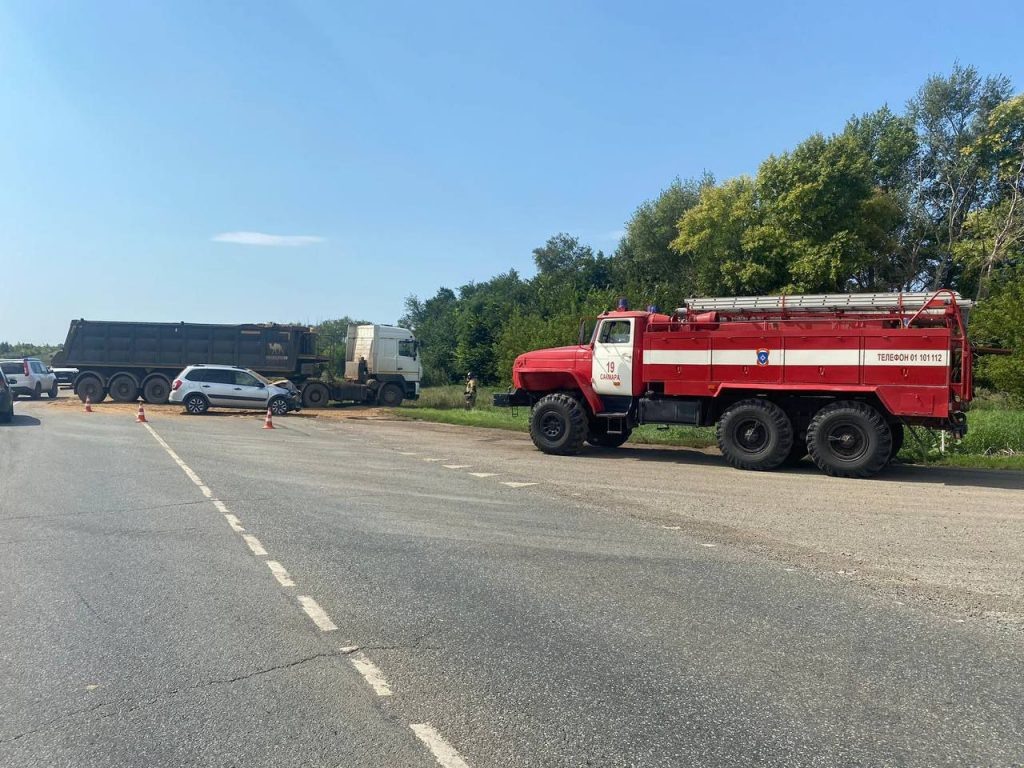    Два человека пострадали при столкновении грузовика и легковушки в Сакмарском районе Оренбуржье