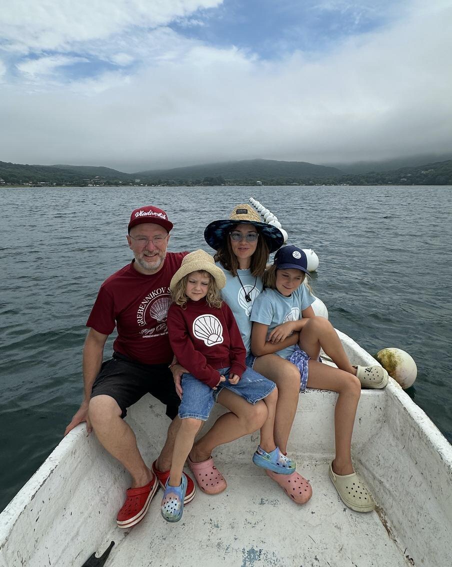 Супруга сначала поддержала мечту Василия, а теперь нашла и своё дело жизни – "Ферма-отель" и "Гребень бар". @Предоставлено экспертом