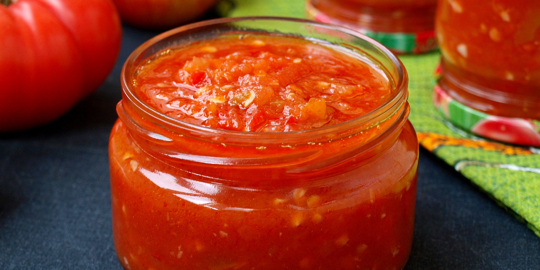 Умеренно острая, сладковатая, яркая: аджика, которая не жжёт, но к мясу идёт как родная
