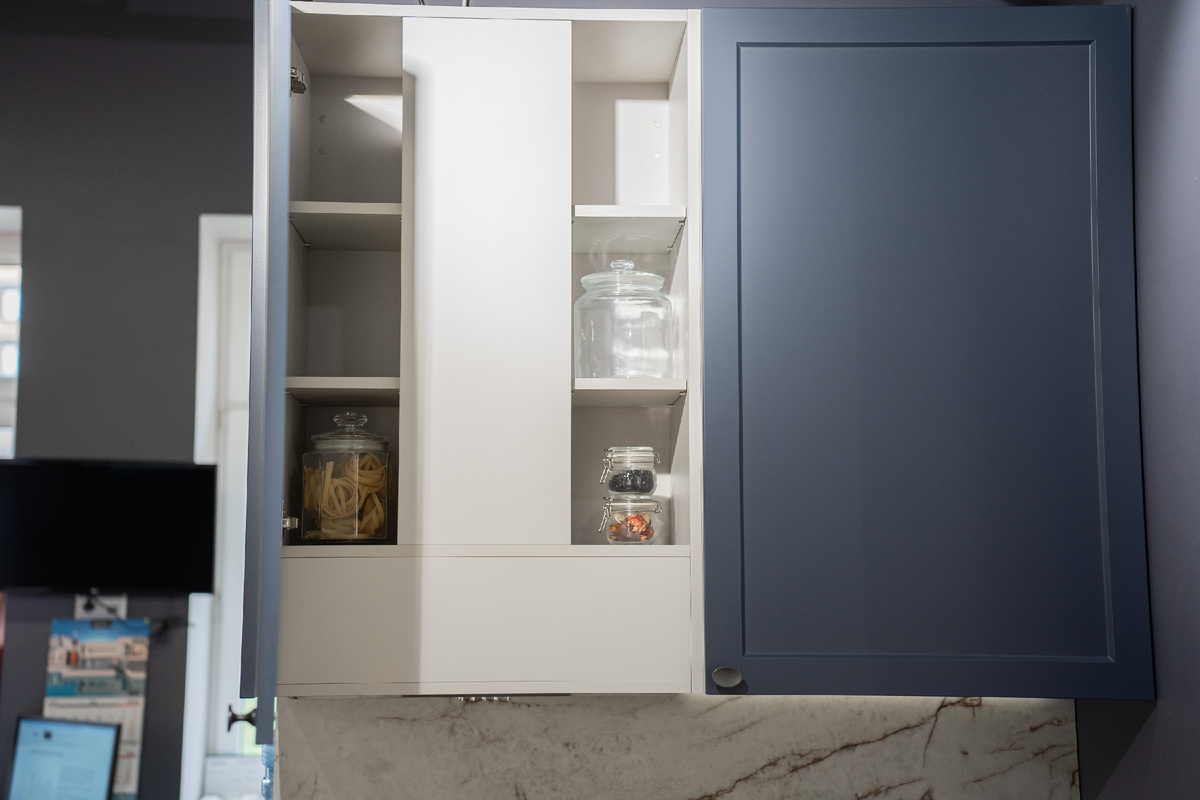 Кухня ФРЕСКО с корпусом "Белый премиум" и фасадами МДФ+ПВХ "Океанский синий"