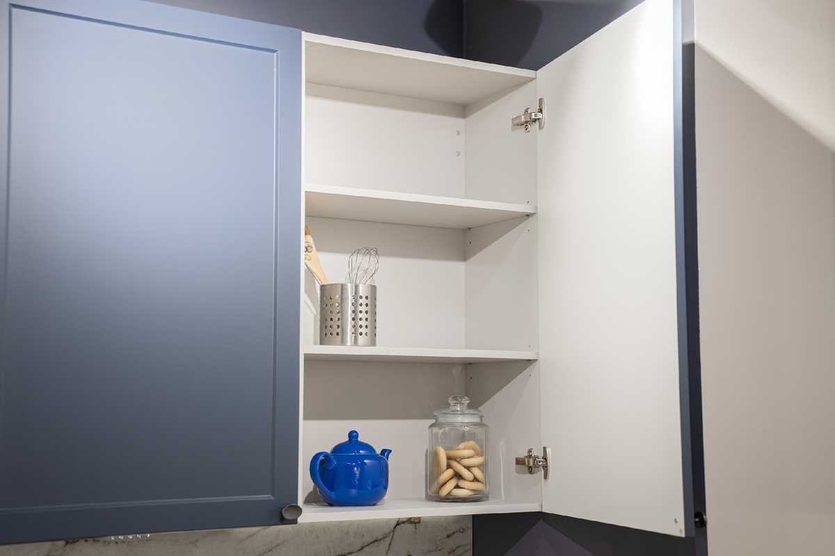 Кухня ФРЕСКО с корпусом "Белый премиум" и фасадами МДФ+ПВХ "Океанский синий"