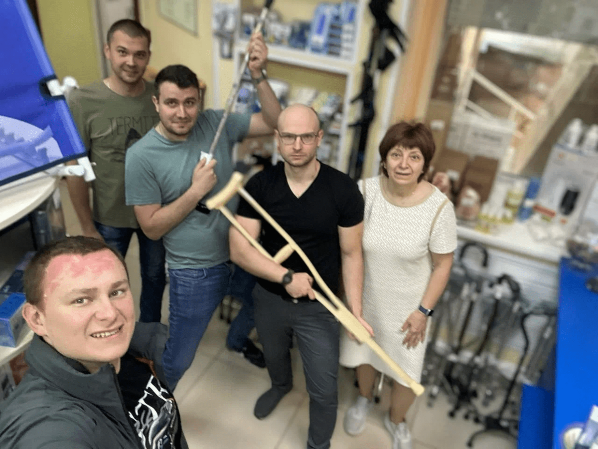 Наша команда. Я стою с костылём в руках.