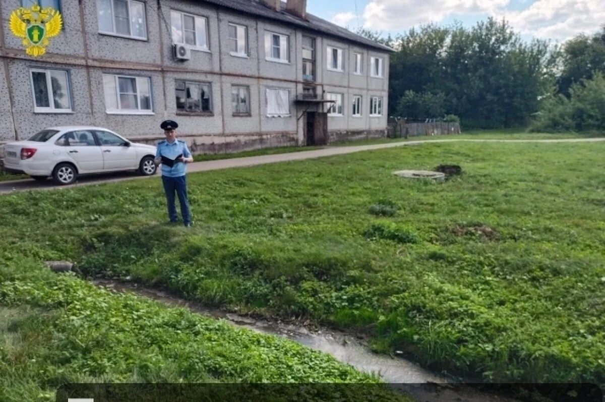    В Каменском районе проверяют данные о разливе сточных вод во дворе дома