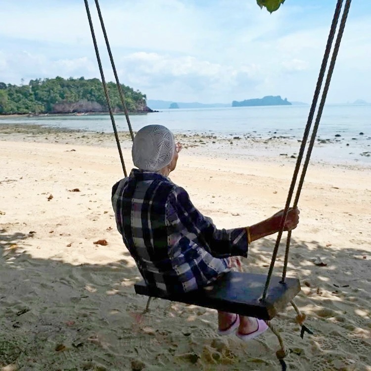 Баба Лена на Пхукете. Фото: страница Елены Ерховой в соцсетях.