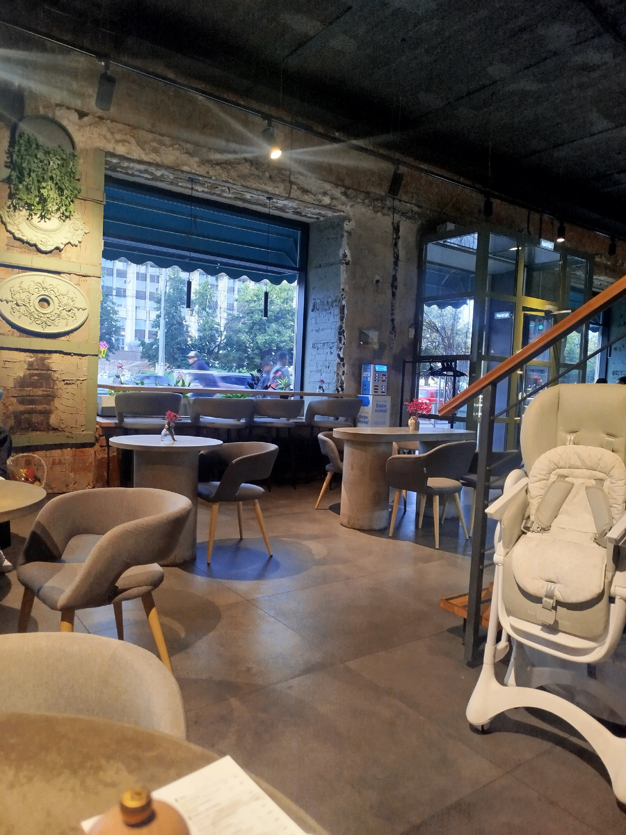 Вид из-за столика.