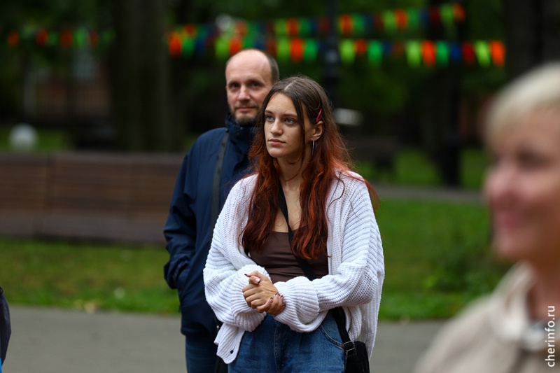    Артисты и коллективы будут выступать по вечерам на открытых площадках. Уличные концерты проходят по проекту "Голос города".