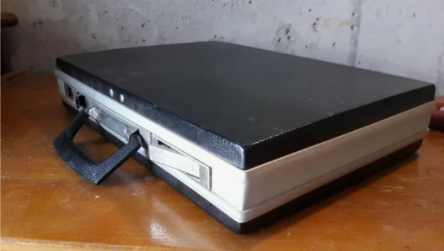 Похож на мой дипломат. Потом у него треснули уголки и папа скрутил их винтами)