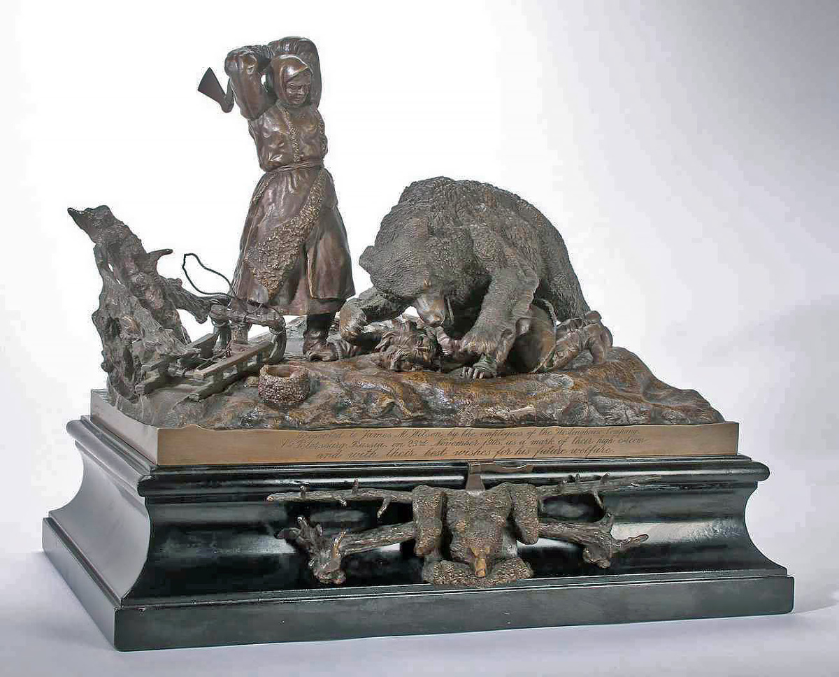 Скульптура «Нападение медведя», скульптор Напс Е. И., бронза, темно-коричневая патина, основание из дерева, Россия, 1905 г. Источник: artinvestment.ru 