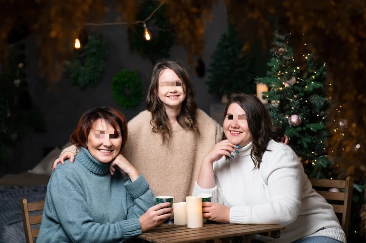 Алиса (справа) с матерью и дочкой. Фото: соцсети