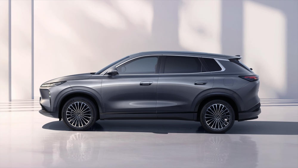    Dongfeng анонсировала гибридный кроссовер Aeolus L8 PHEV c запасом хода до 2250 км