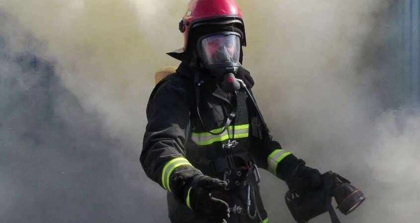    В Пинске спасли мужчину из горящей комнаты в общежитии на 8-м этаже