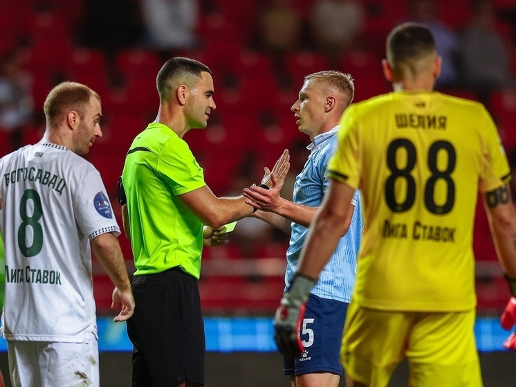     Защитник самарцев Николай Рассказов и главный судья матча Ян Бобровский. Фото: Виктор Лунченко/ПФК «Крылья Советов»