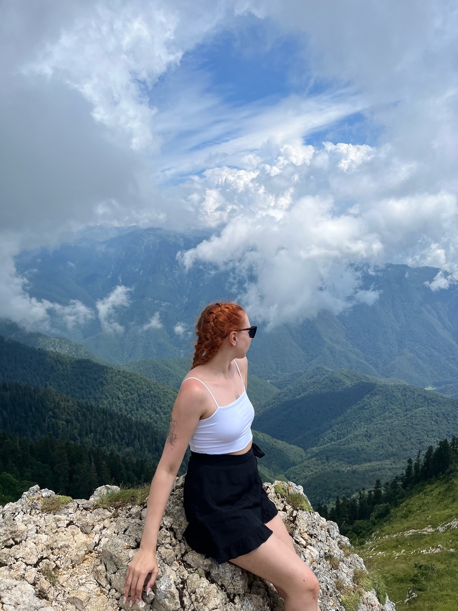 Красота! Можно позавидовать тем, кто живёт в этом месте и любуется на горы.