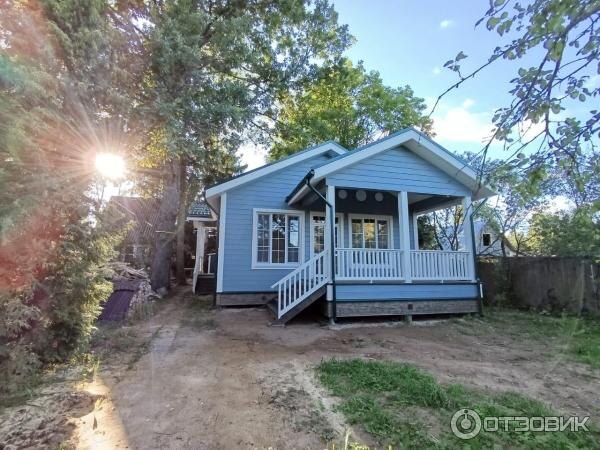 Дом по проекту 8-14-4 с перепланировкой, в комплектации ПРЕМИУМ-ДОМ. Наружная отделка - имитация бруса 20х190 мм с покраской в два слоя (до и после можнтажа ), окна REHAU INTELLIO 80 с шпросами. Утепление потолка 250 мм, стен - 200 мм, пола - 250 мм. Габаритные размеры дома – 8*14 м. Чистая площадь дома – 115,57 м2, (в т ч жилая площадь 97,77 м2), площадь застройки – 157 м2. Высота первого этажа – 2,8 м.