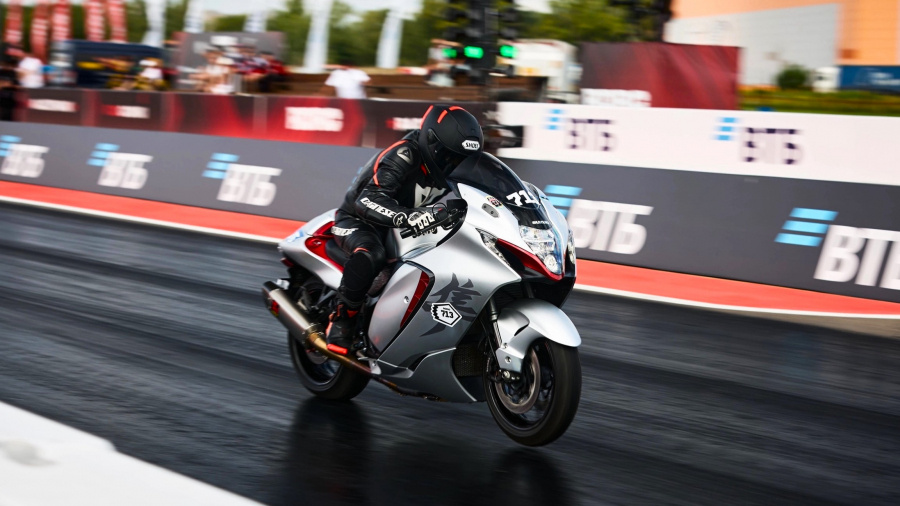 Сегодня дрэг-рейсинг не имеет ничего общего с уличными гонками. Это соревнования на высшем уровне: специальный полигон, на котором без справки от спортивного врача, страховки и лицензии не погоняешь