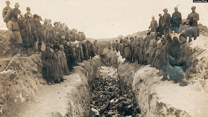 Захоронение умерших от тифа в присутствии офицеров Русской армии