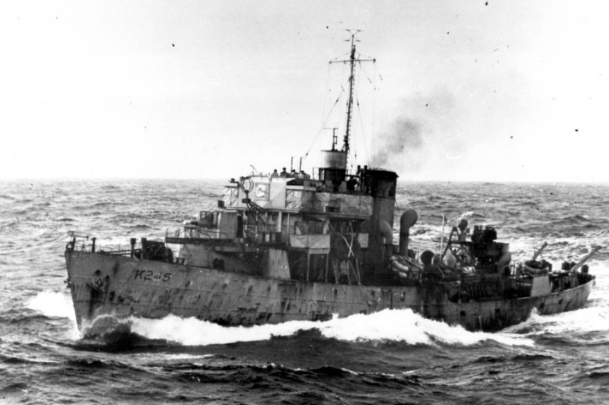 Канадский корвет «Фредериктон» идет в открытом море