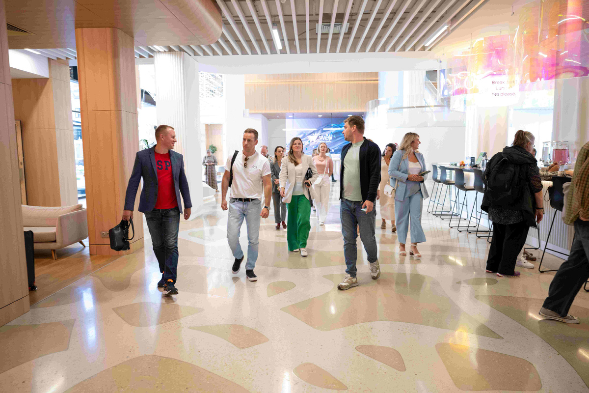 Участники бизнес-тура VIMIS в лобби апарт-отеля Well в Санкт-Петербурге