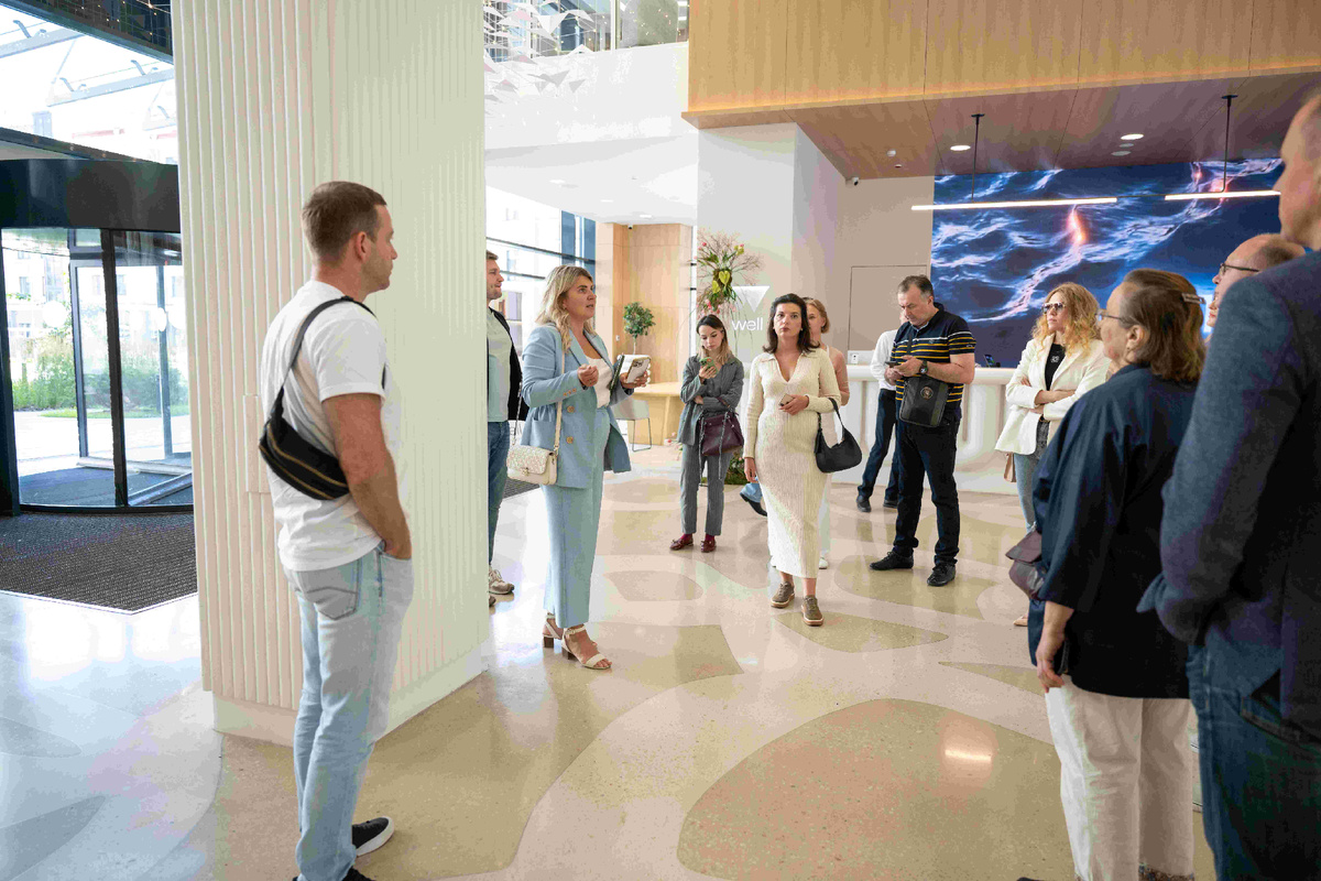 Участники бизнес-тура VIMIS в лобби апарт-отеля Well в Санкт-Петербурге