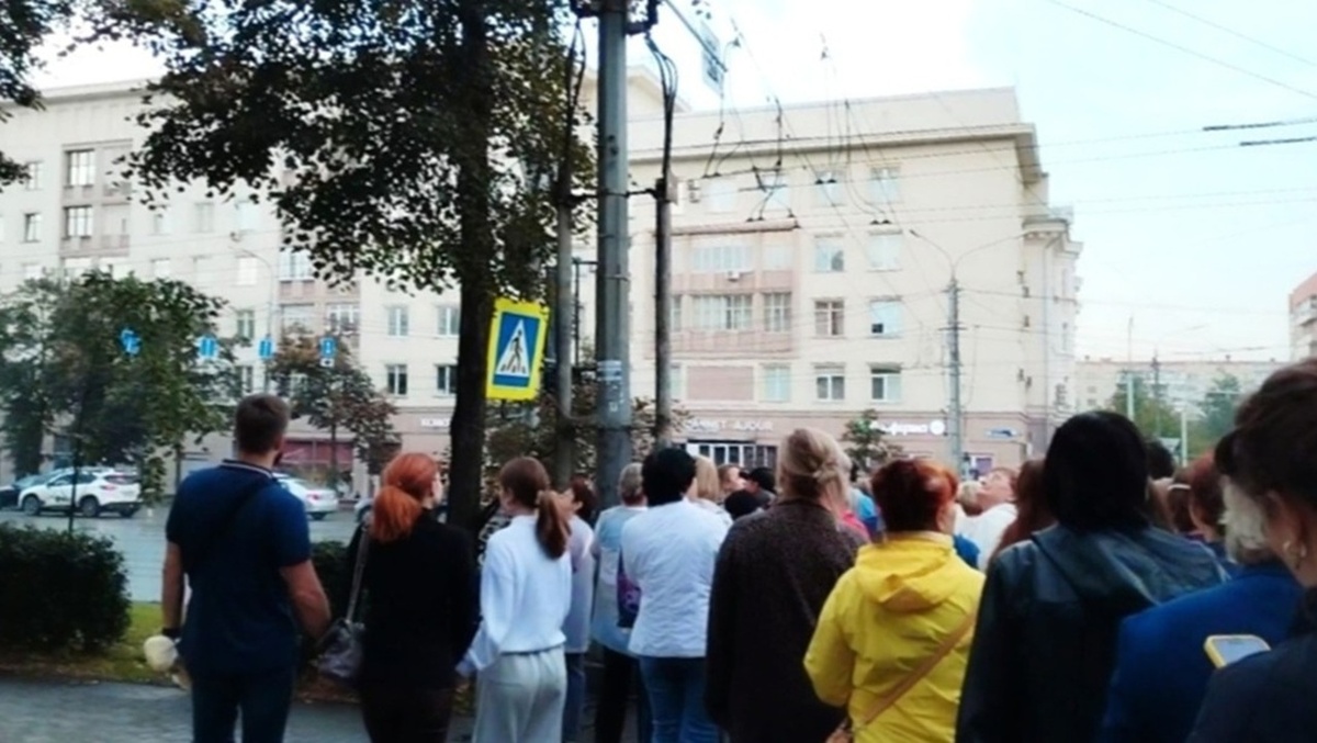 Пешеходная экскурсия по Челябинску. Наша группа зрителей. Фото автора. 