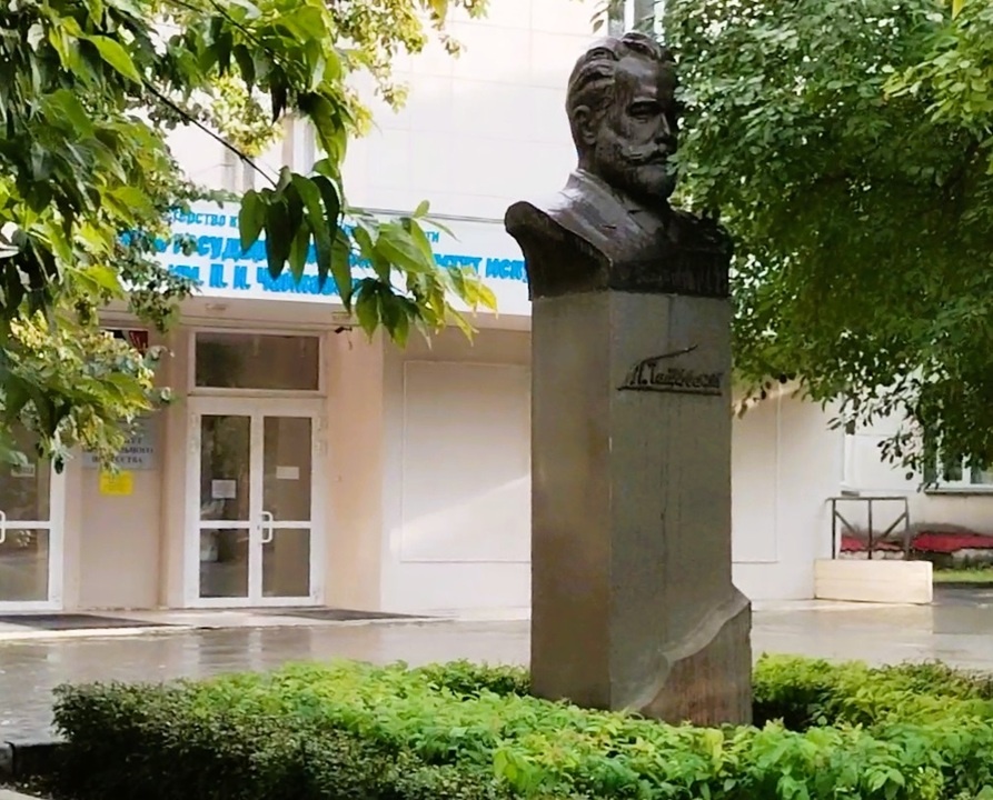 Пкшеходная экскрсия по Челябинску. Памятник П. И. Чайковскому у ЮУрГИИ. Фото автора. 