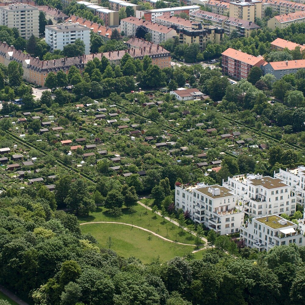 Сады Kleingärten среди городской застройки: зелёные островки отдыха и огородничества, встроенные в инфраструктуру мегаполиса.
