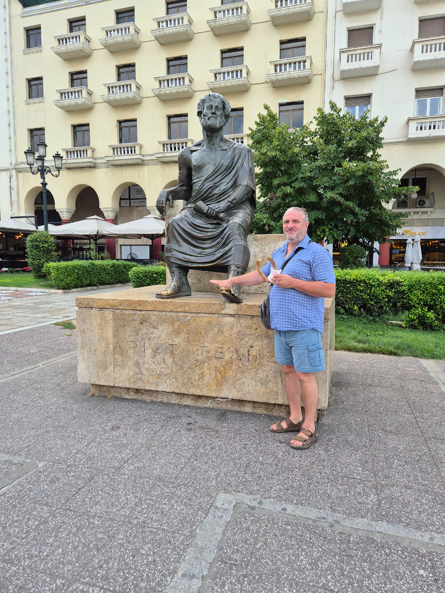 Люди верят, что, если потереть палец этого древнегреческого мудреца, то часть знаний и жизненной мудрости Аристотеля перейдет к ним. Тем более, если с бубликом-то :).